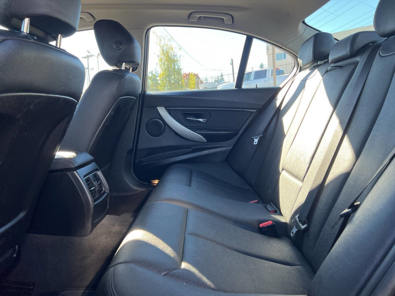 Used 2018 BMW 320i Sedan image 23