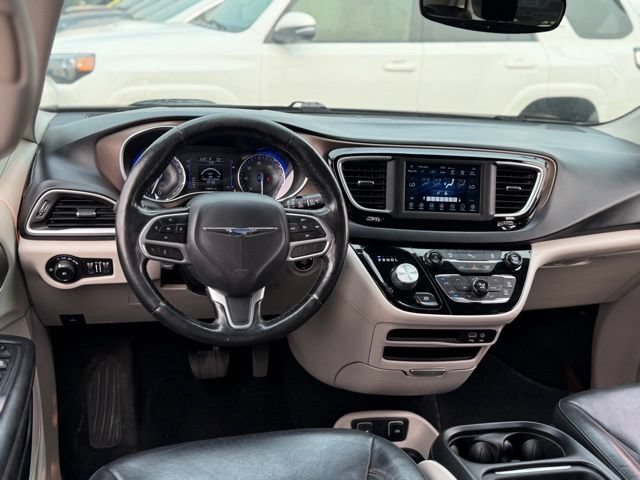 Used 2019 Chrysler Pacifica Touring-L FWD image 4