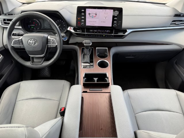 Used 2023 Toyota Sienna XLE FWD image 21