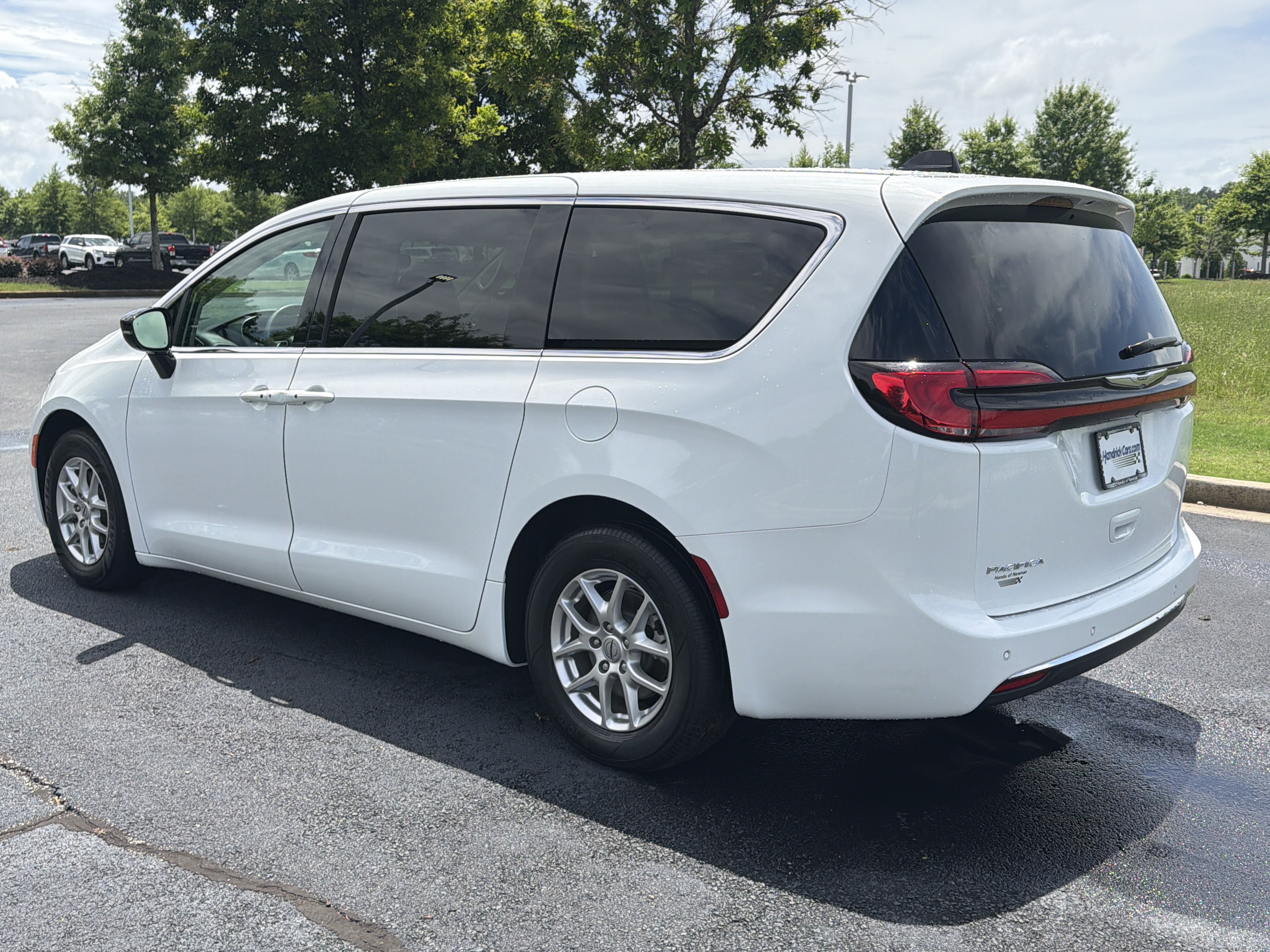 Used 2024 Chrysler Pacifica Touring-L FWD image 7