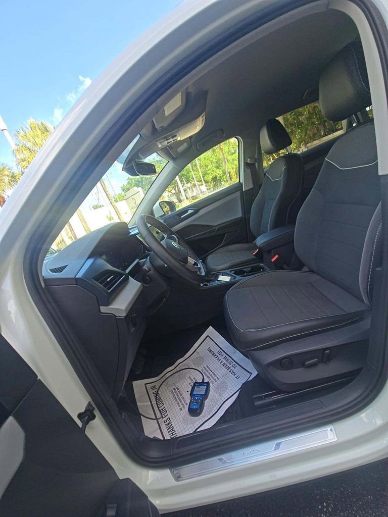 Used 2023 Volkswagen Taos SE FWD image 4