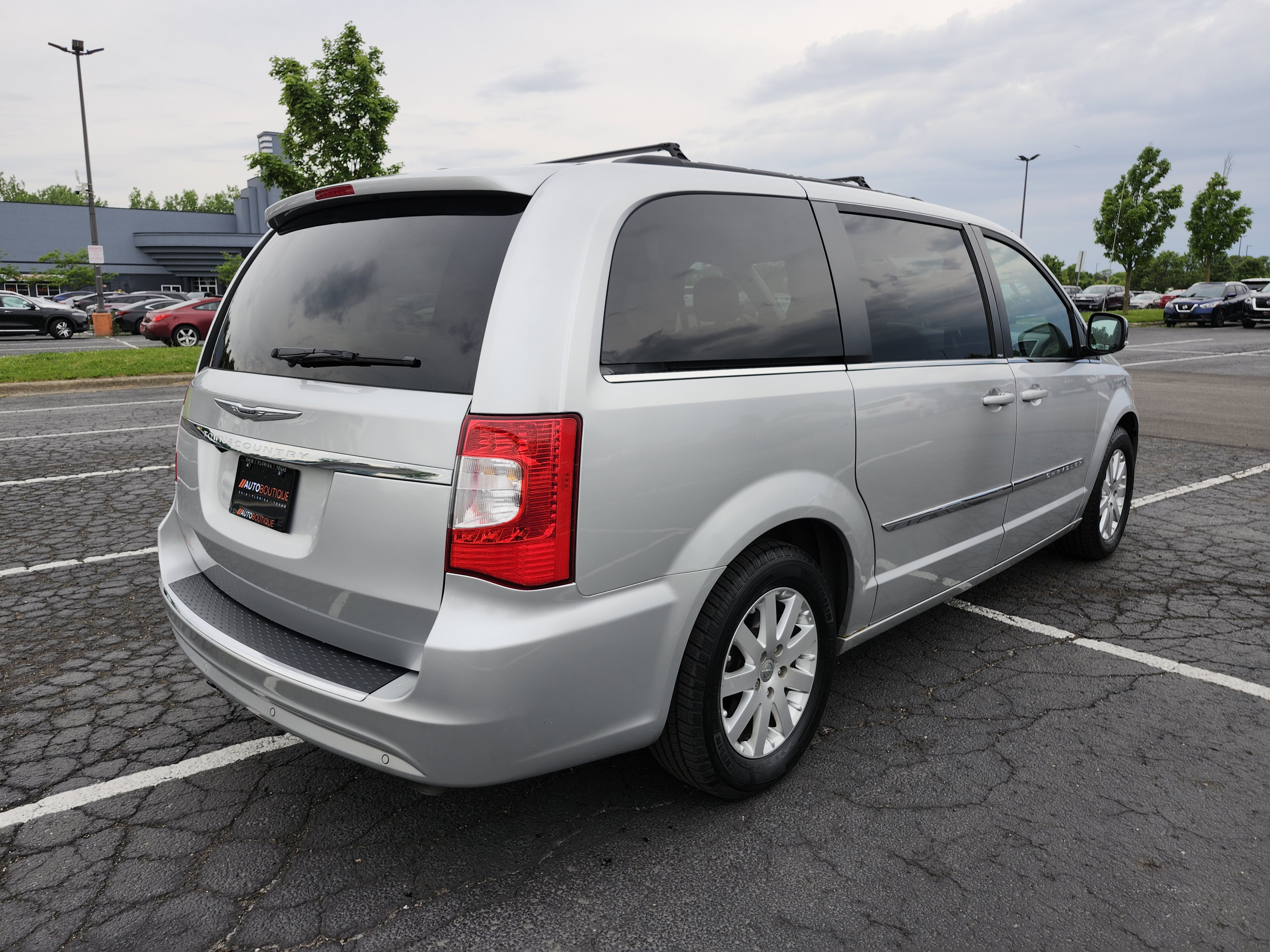 Used 2011 Chrysler Town & Country Touring-L w/ Entertainment Group #2 FWD image 16