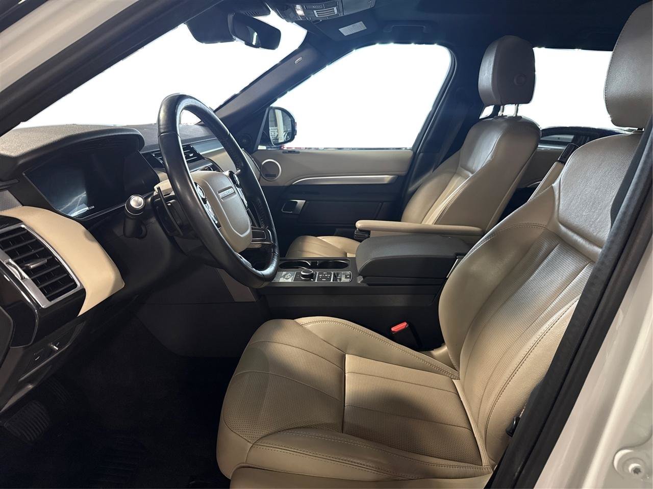 Used 2020 Land Rover Discovery Landmark AWD/4WD image 9