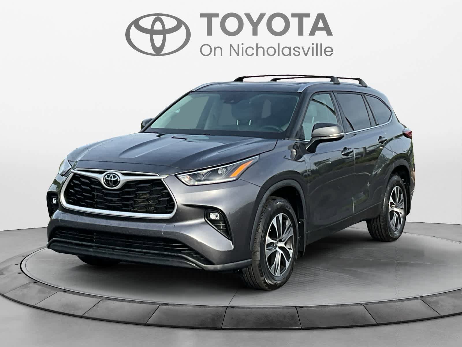 Used 2021 Toyota Highlander XLE AWD/4WD image 1