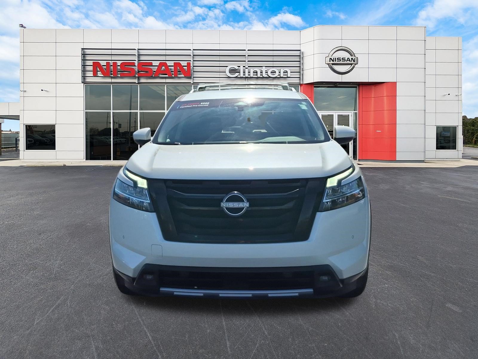 Used 2023 Nissan Pathfinder SL w/ Lighting Package (N92) FWD image 8