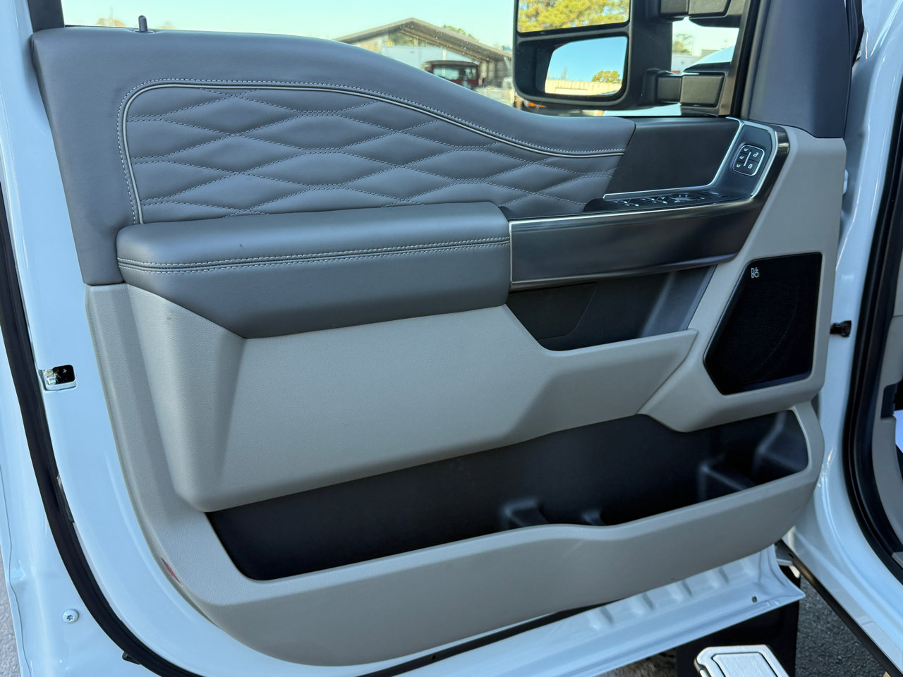 Used 2025 Ford F450 Platinum w/ Platinum Plus Package image 9