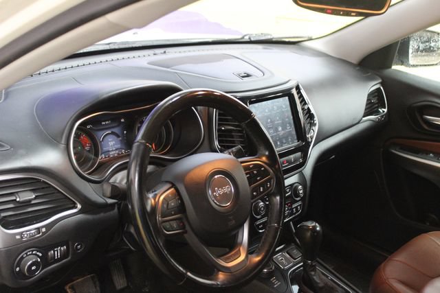 Used 2019 Jeep Cherokee Overland w/ Technology Group AWD/4WD image 12
