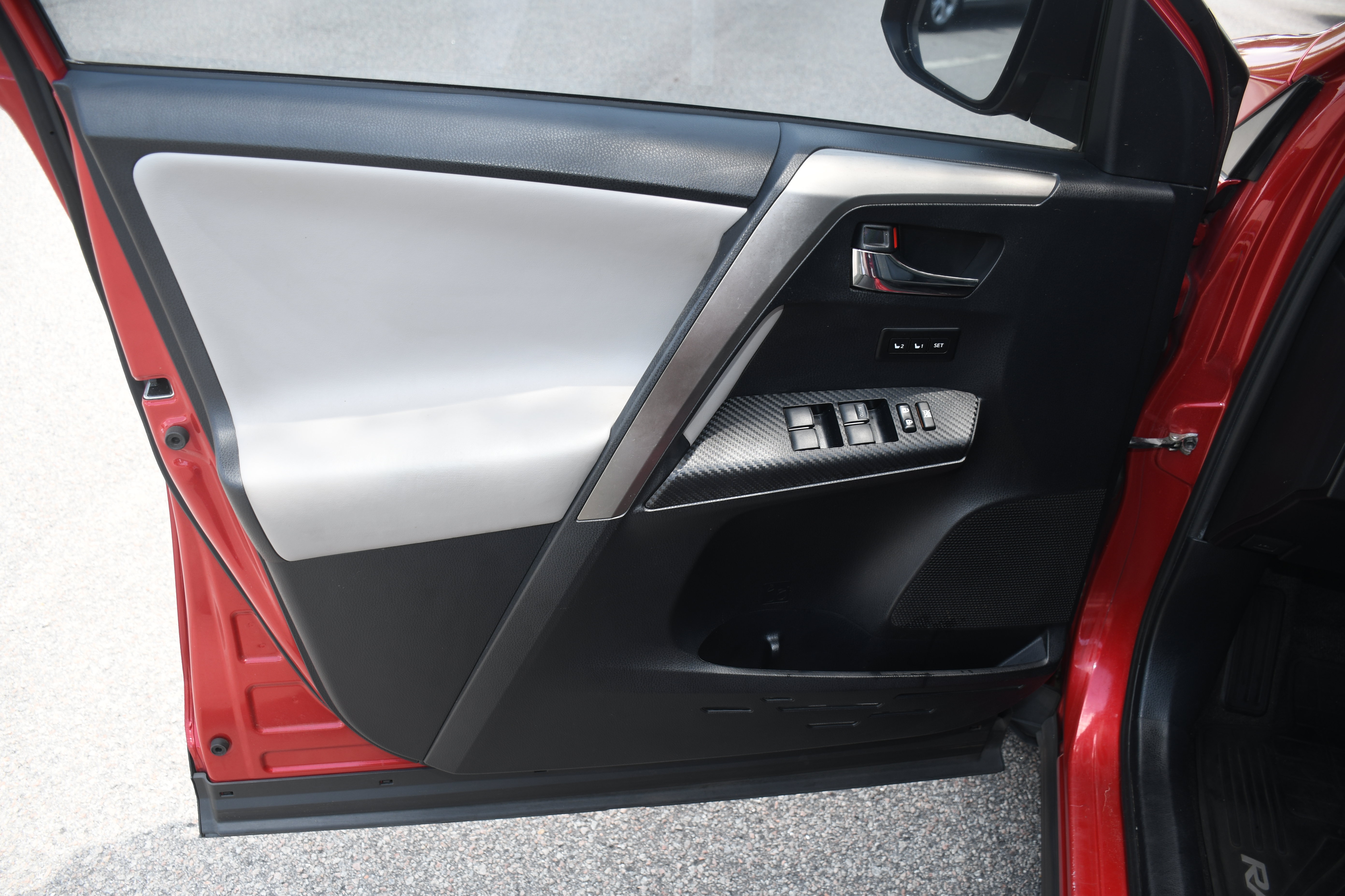 Used 2015 Toyota RAV4 Limited w/ Outdoor Package FWD image 10