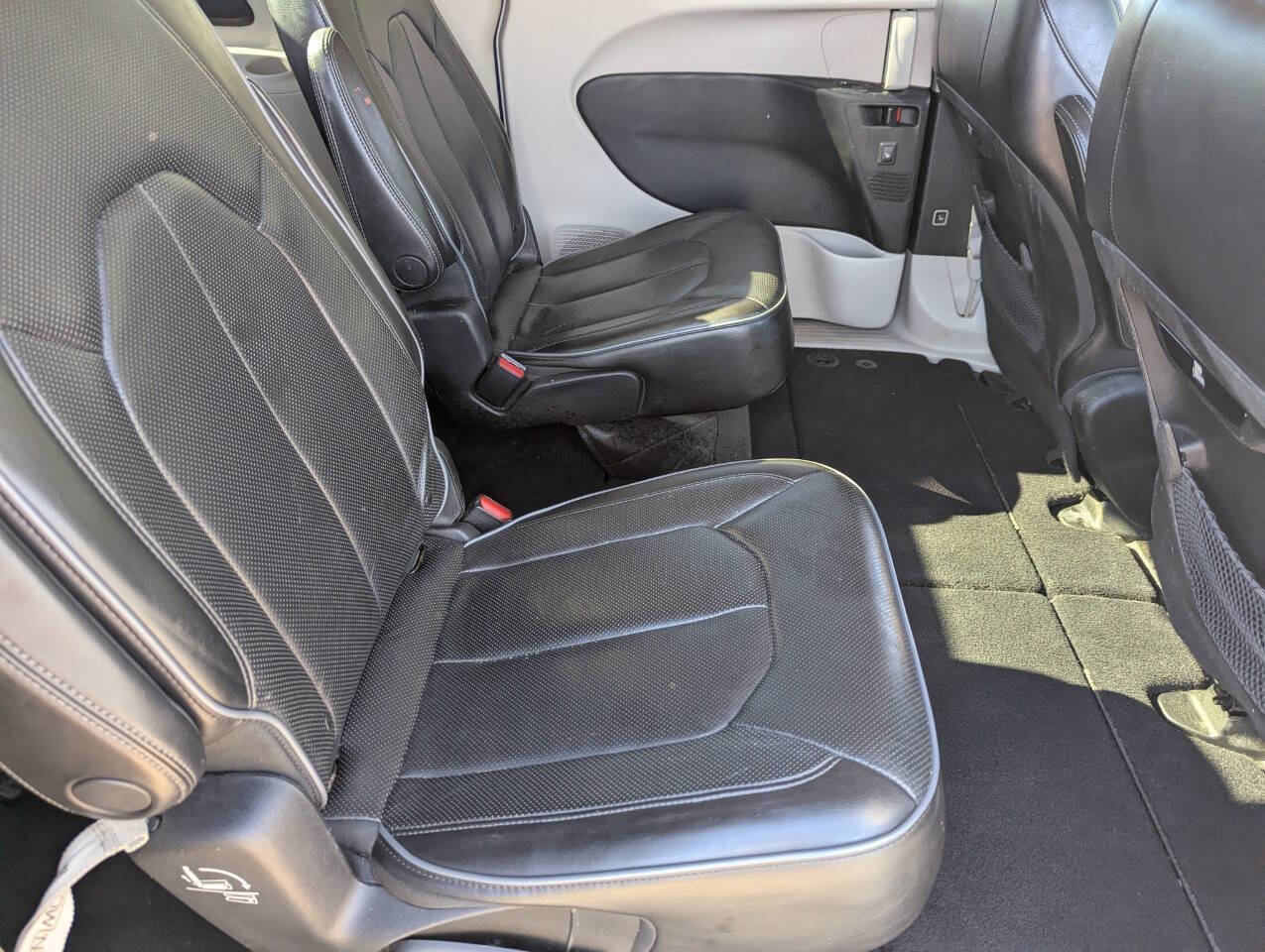 Used 2018 Chrysler Pacifica Limited image 14