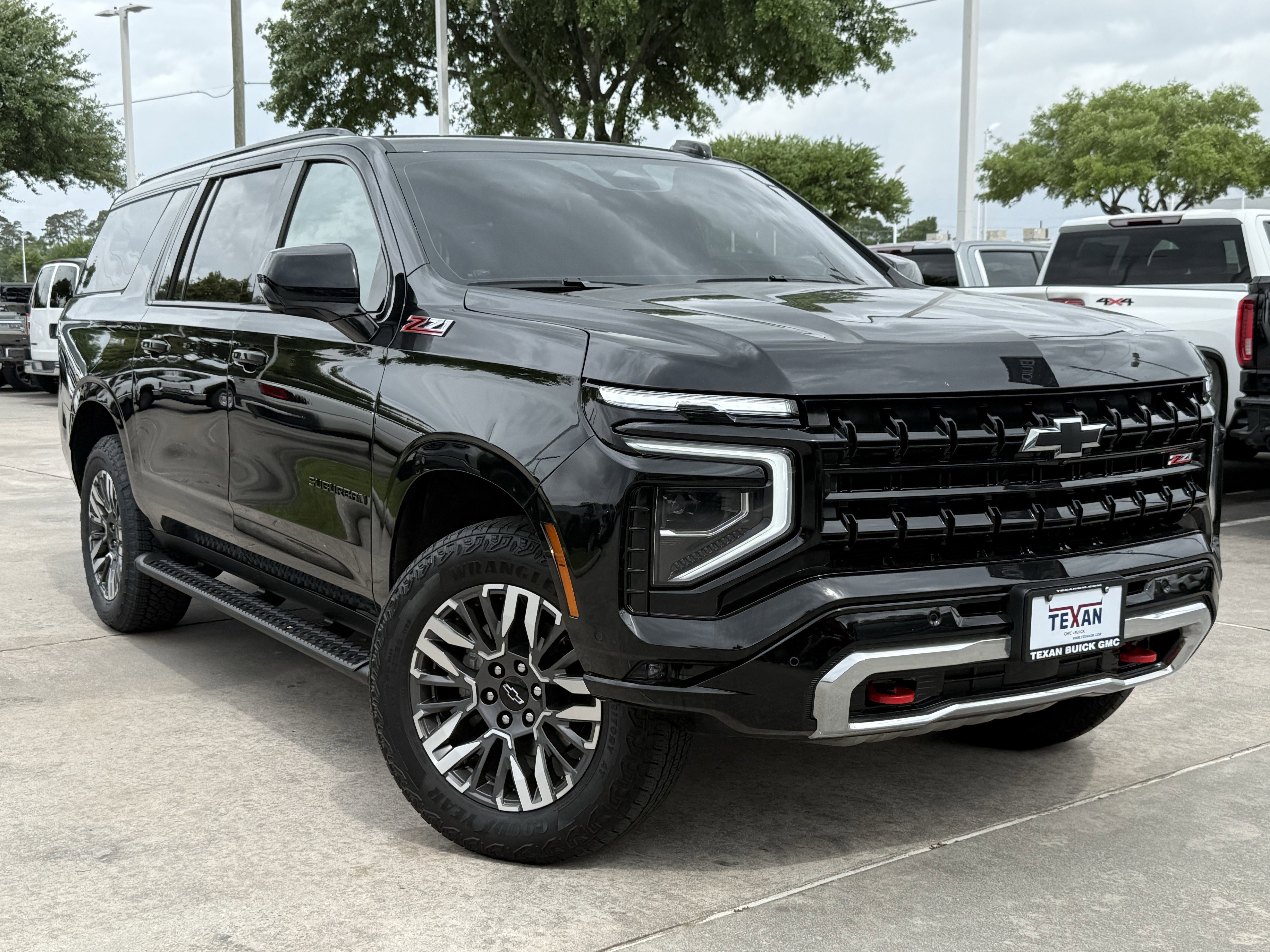 Used 2025 Chevrolet Suburban Z71 image 2