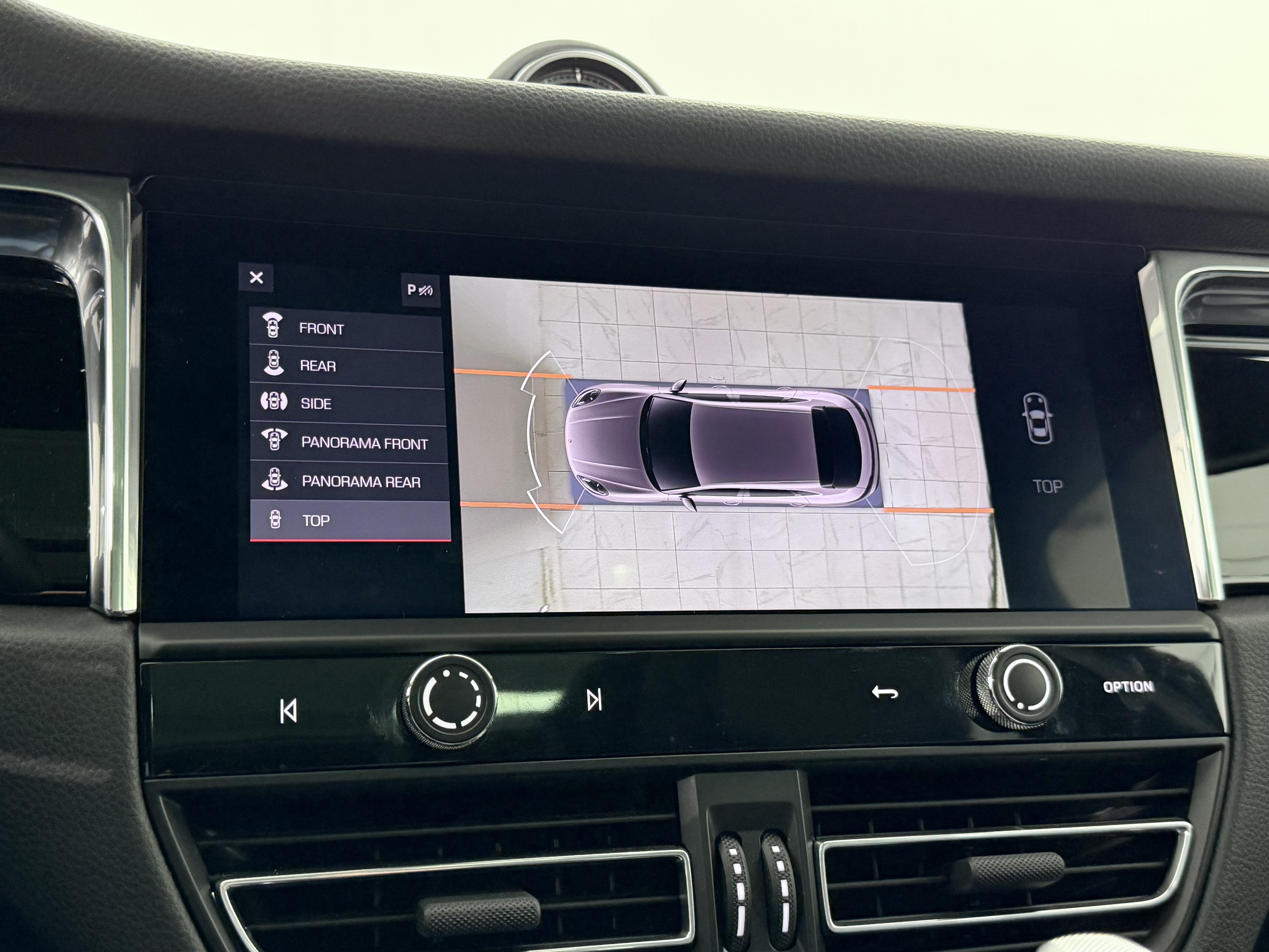 Certified 2025 Porsche Macan AWD/4WD image 44