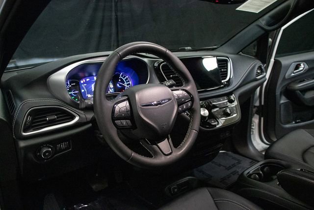Used 2024 Chrysler Pacifica Select FWD image 18