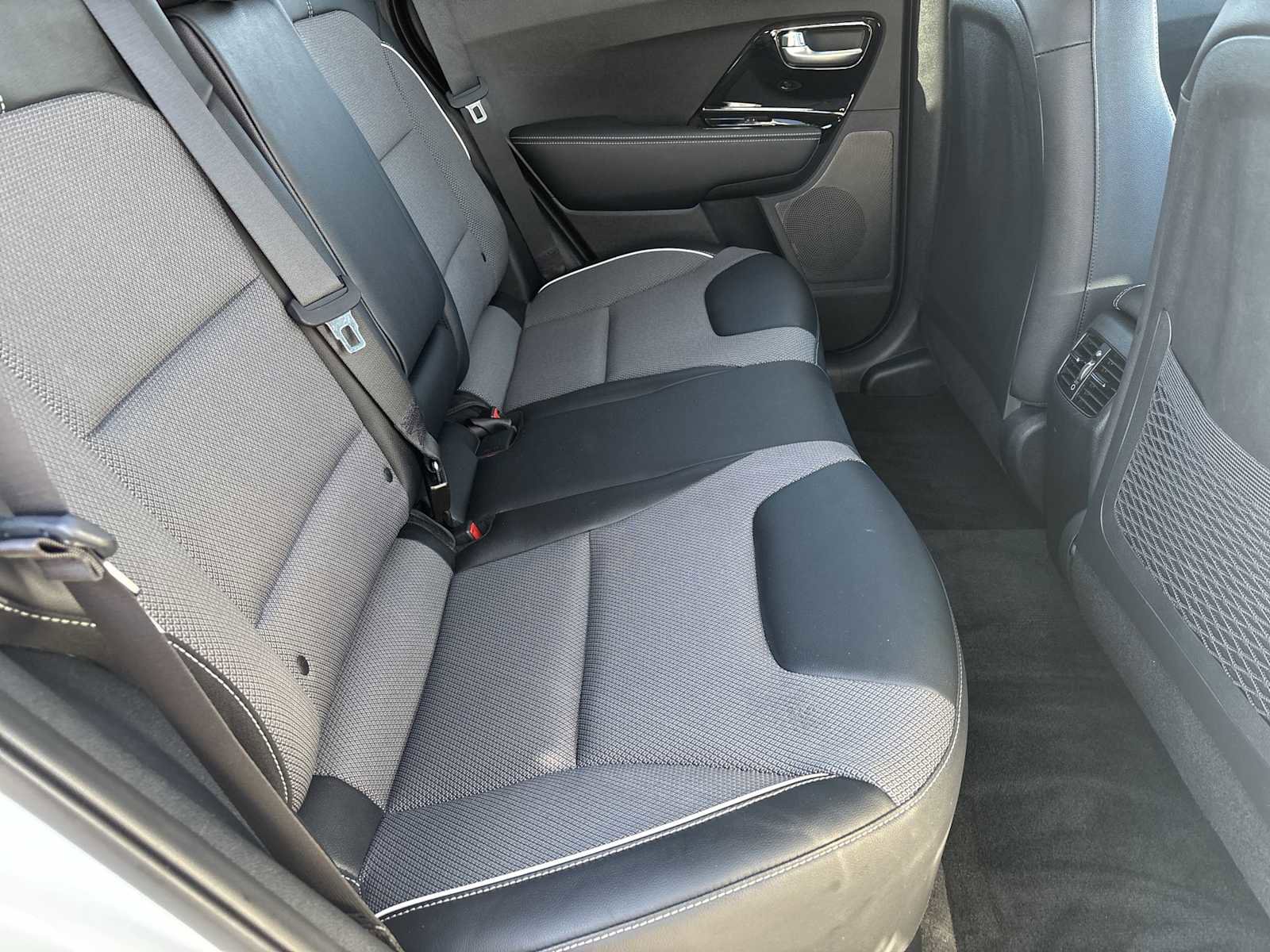 Used 2022 Kia Niro EX image 17