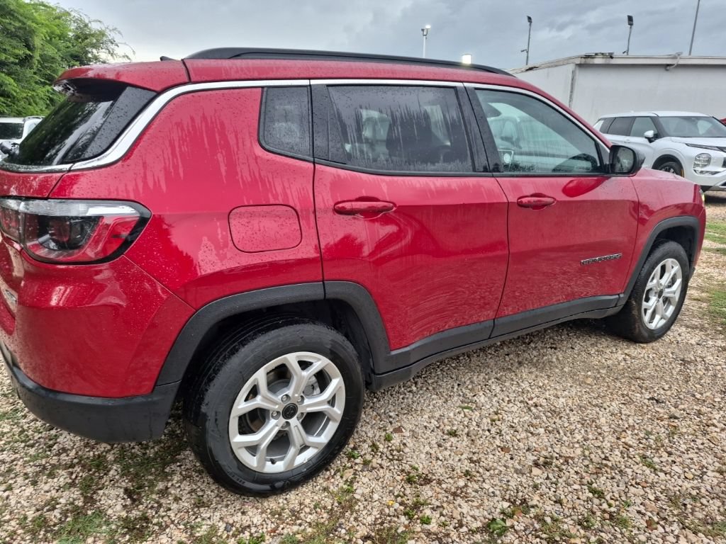 Used 2025 Jeep Compass Latitude w/ Sun & Sound Group AWD/4WD image 3