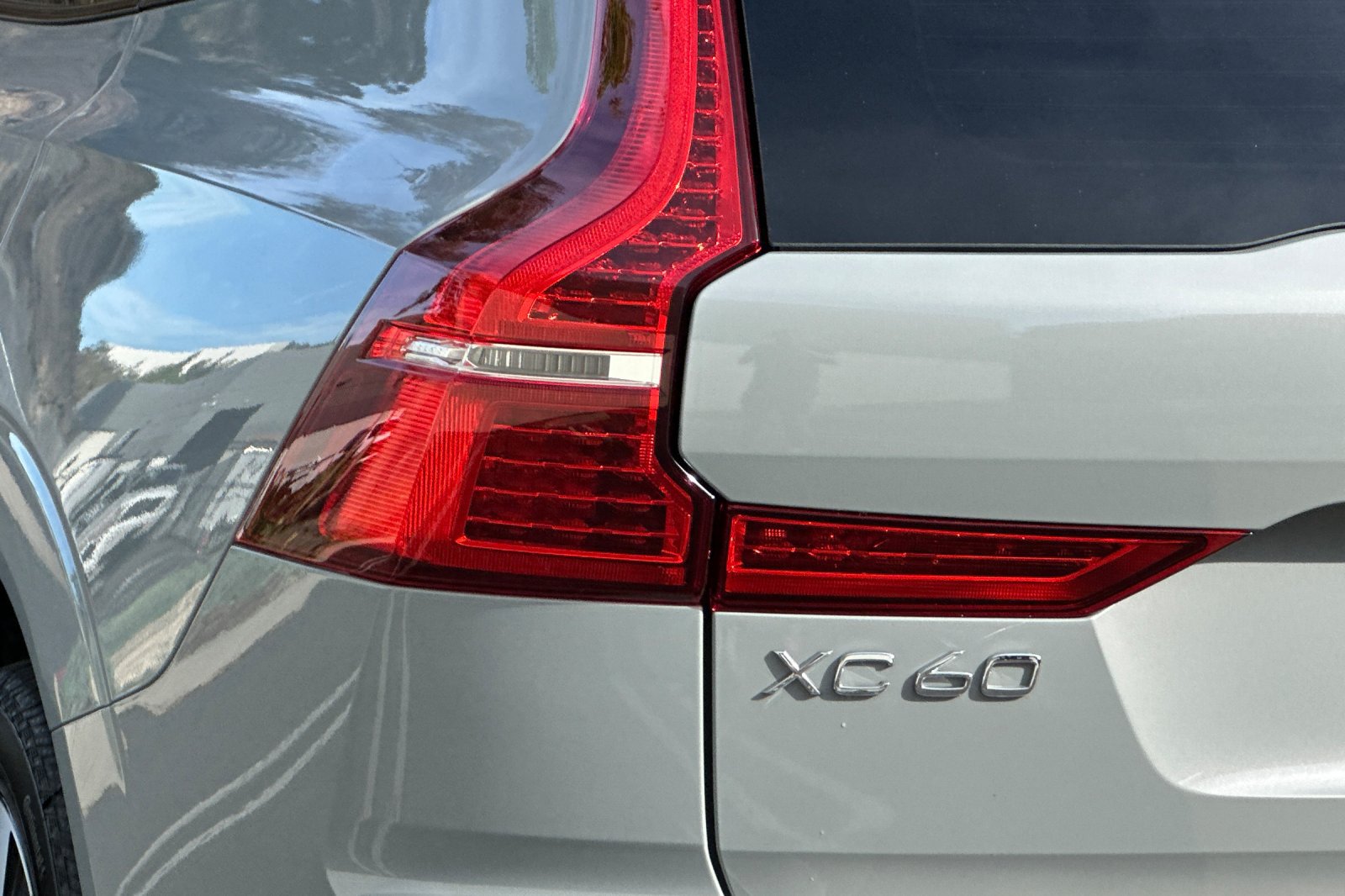 Certified 2025 Volvo XC60 T8 Plus w/ Protection Package Premier AWD/4WD image 34