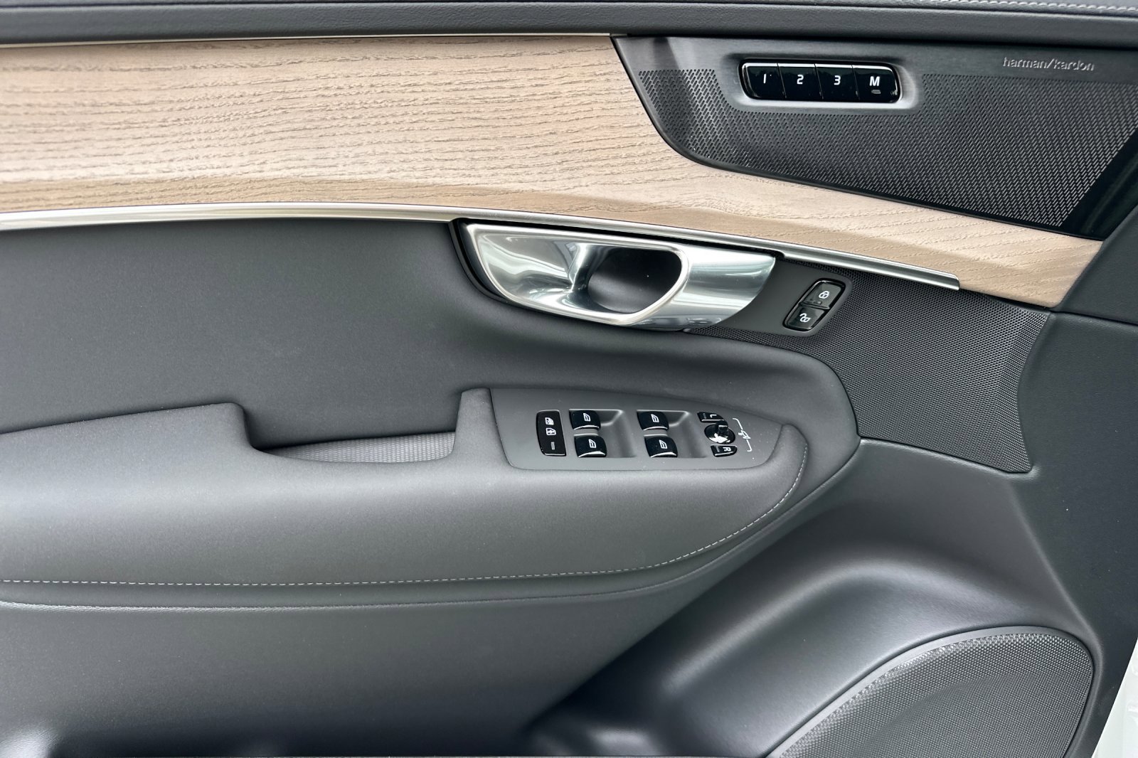 New 2026 Volvo XC90 T8 Plus w/ Protection Package AWD/4WD image 9