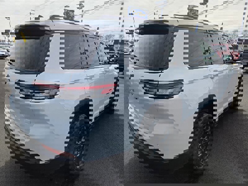 Used 2024 Jeep Grand Cherokee L Laredo image 3