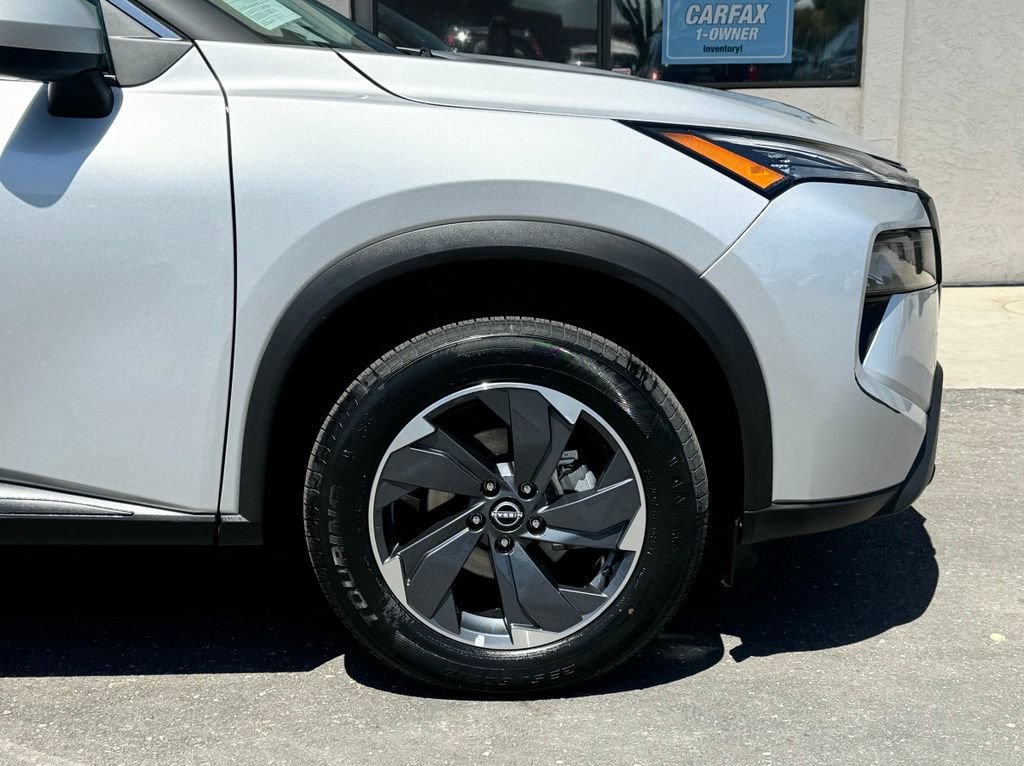 Used 2025 Nissan Rogue SV FWD image 2