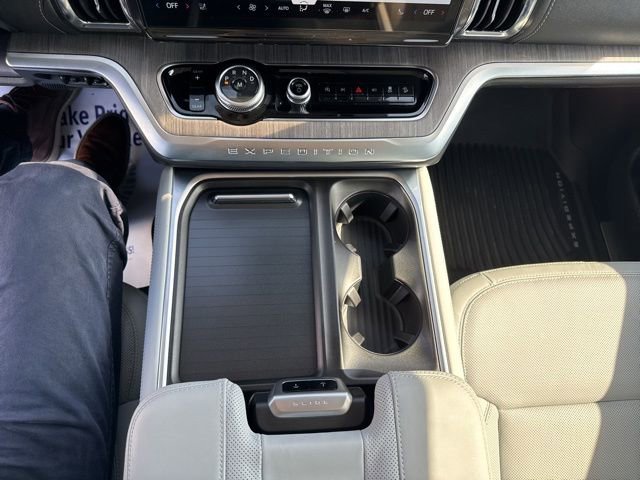 Used 2025 Ford Expedition Platinum w/ Platinum Ultimate Package AWD/4WD image 21