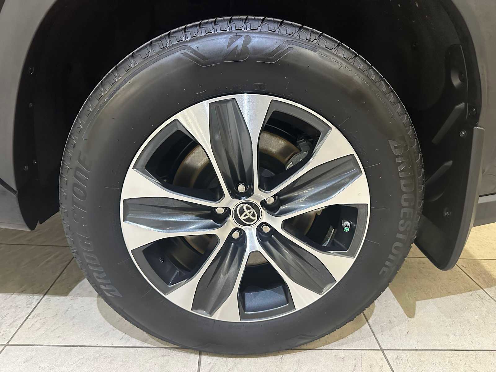 Certified 2025 Toyota Highlander XLE image 8