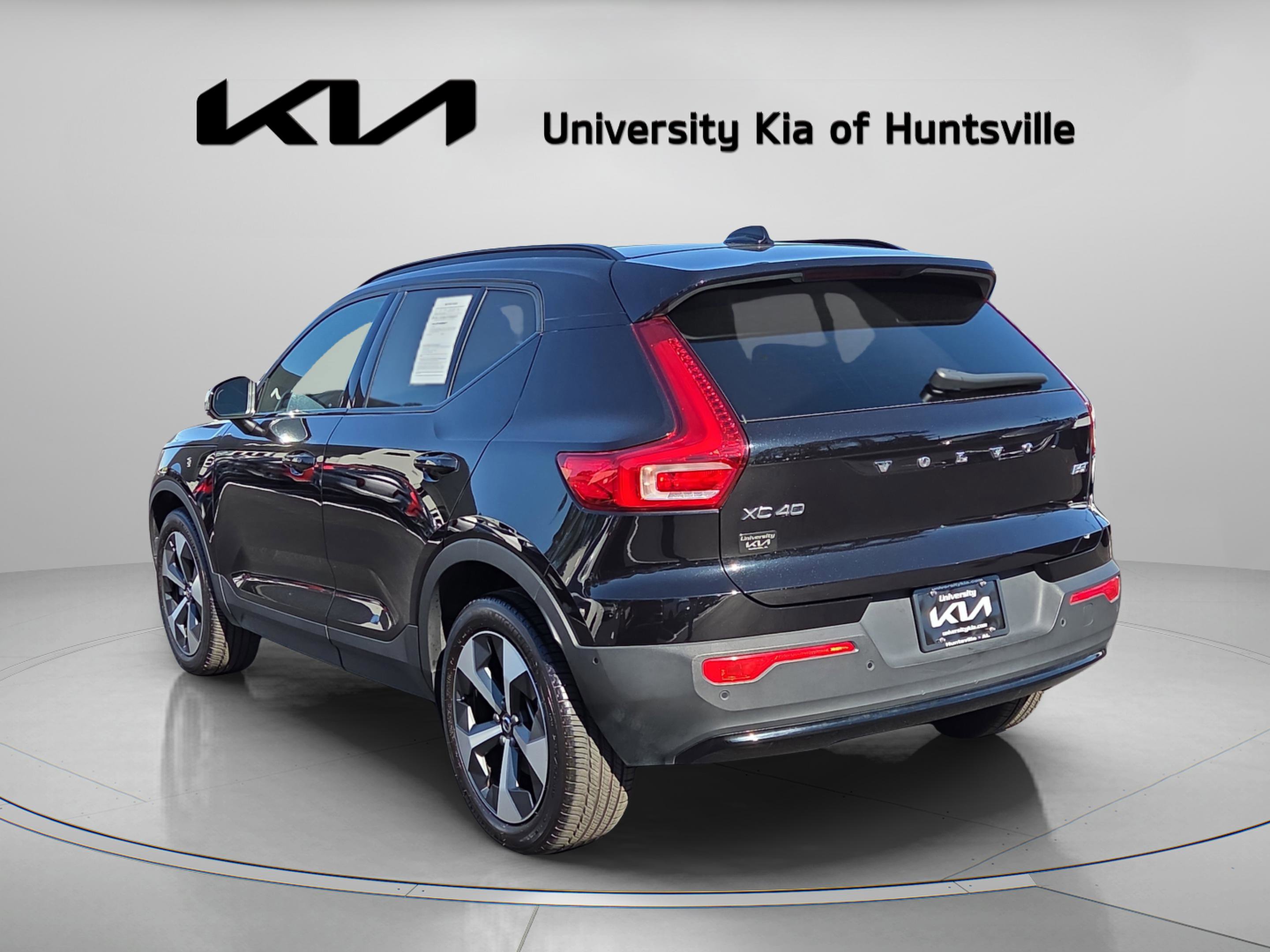 Used 2025 Volvo XC40 B5 Plus image 4