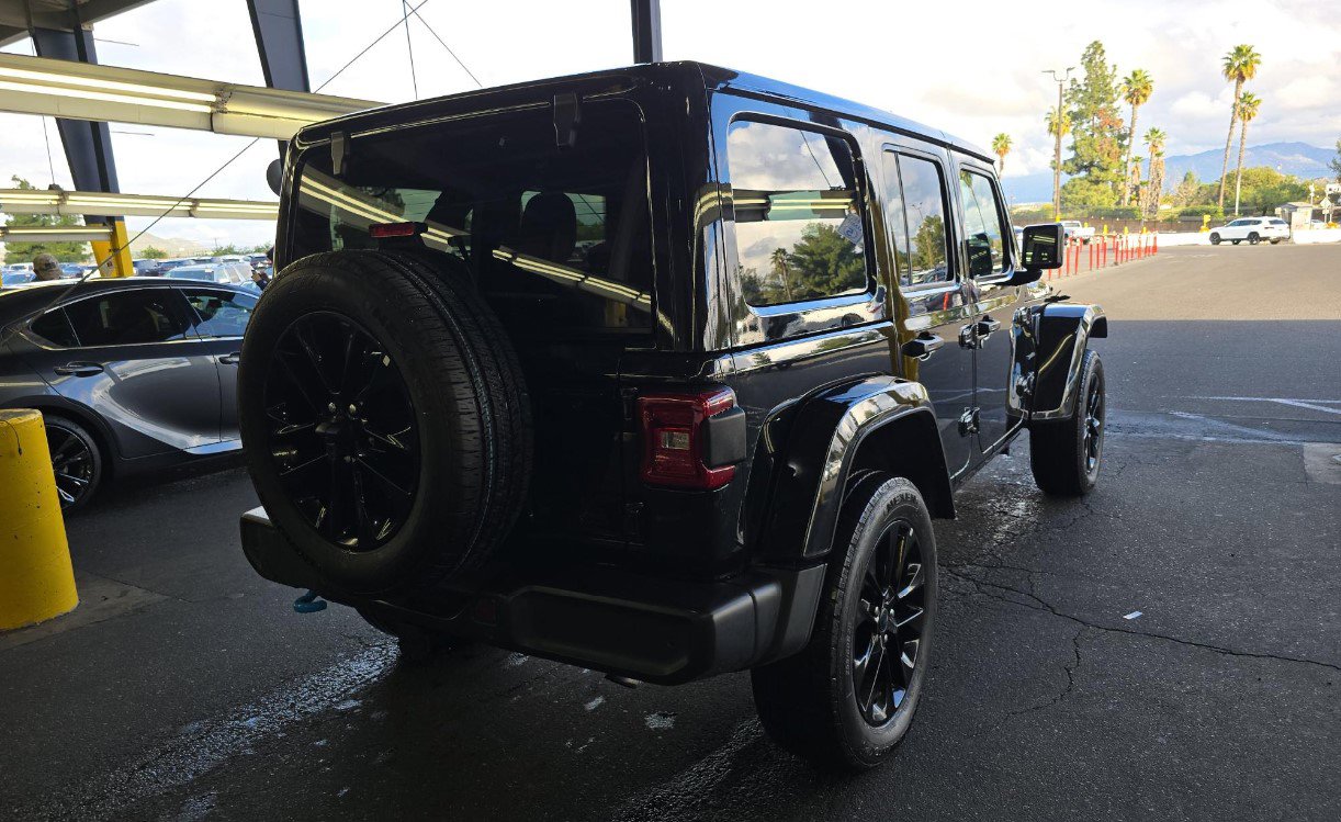 Used 2024 Jeep Wrangler Unlimited Sahara w/ Technology Group image 4