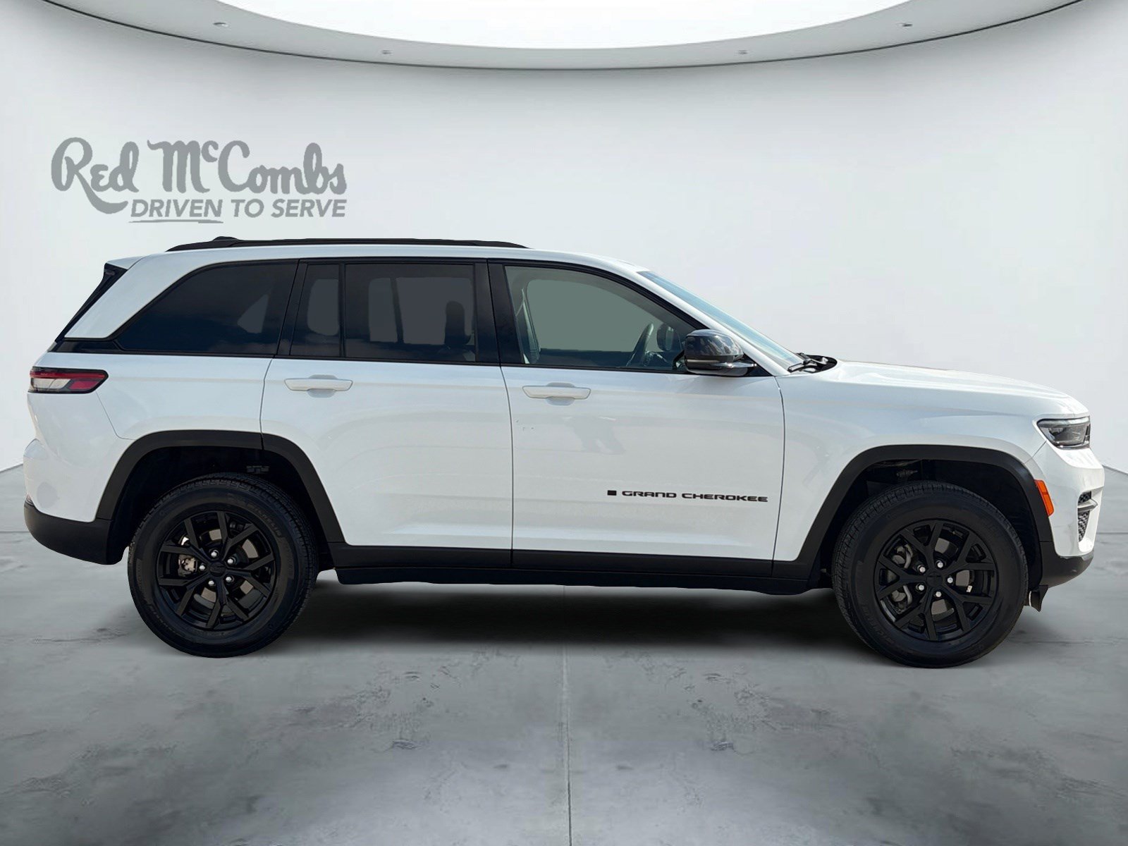 Used 2025 Jeep Grand Cherokee Altitude AWD/4WD image 4