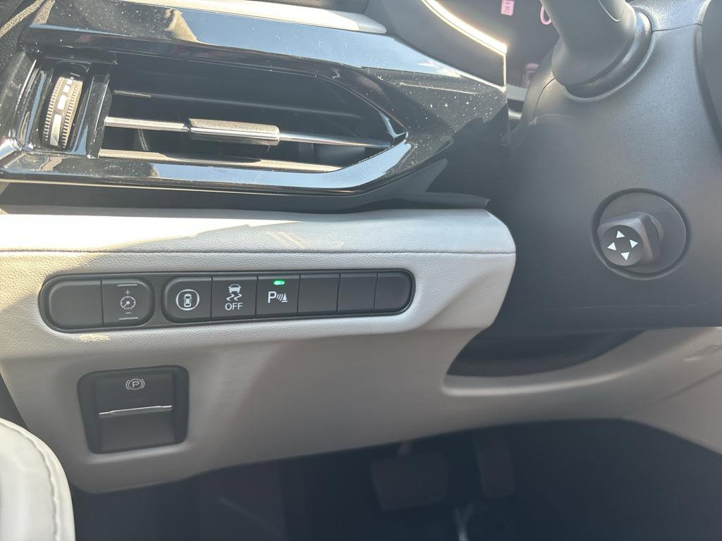 Certified 2025 Acura MDX FWD w/ Technology Package image 11