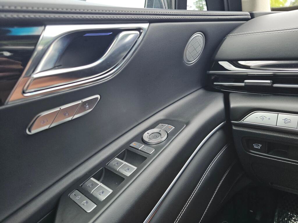Used 2025 Genesis GV80 2.5T Standard AWD/4WD image 33
