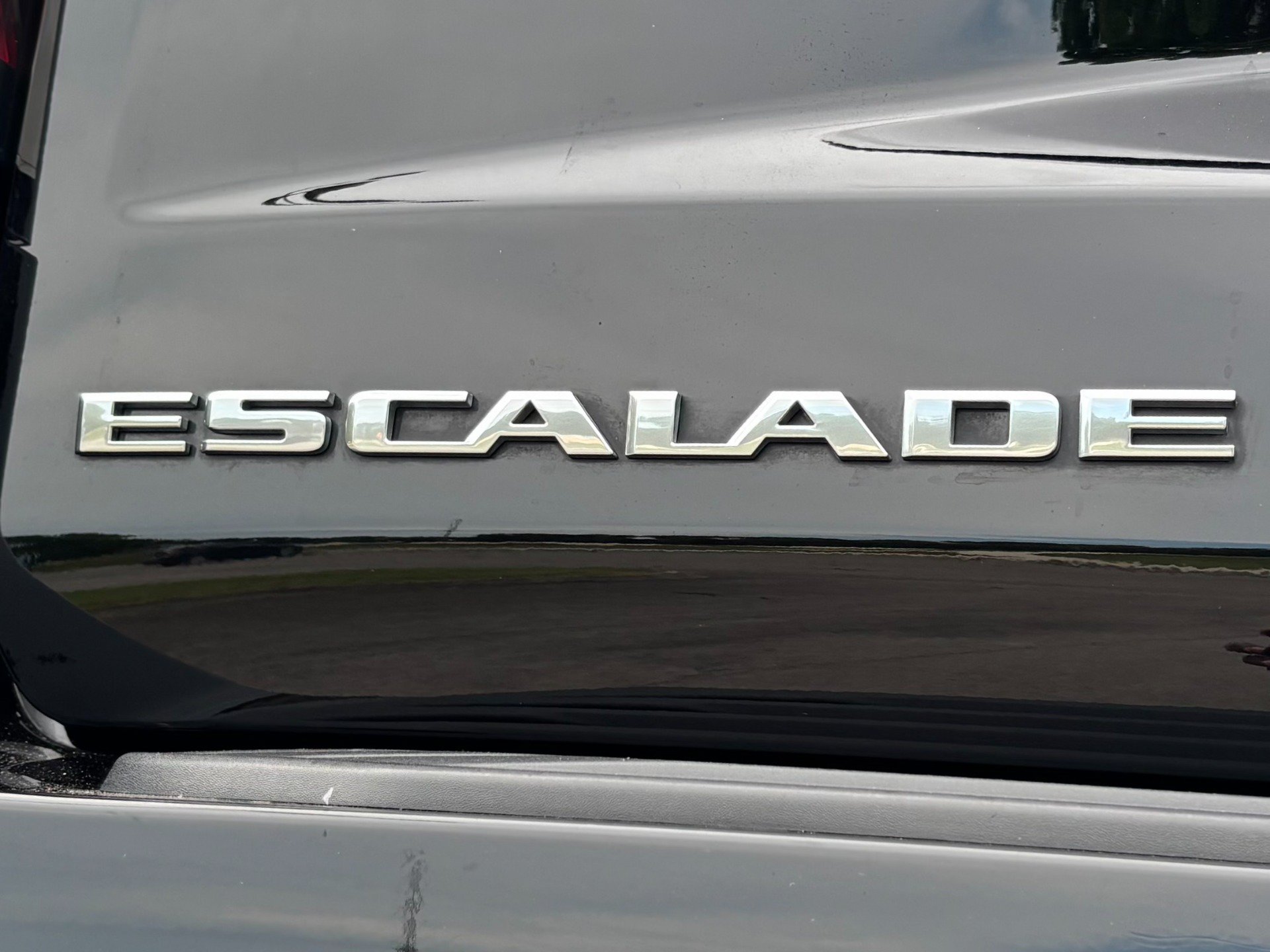 Used 2024 Cadillac Escalade Premium Luxury AWD/4WD image 8