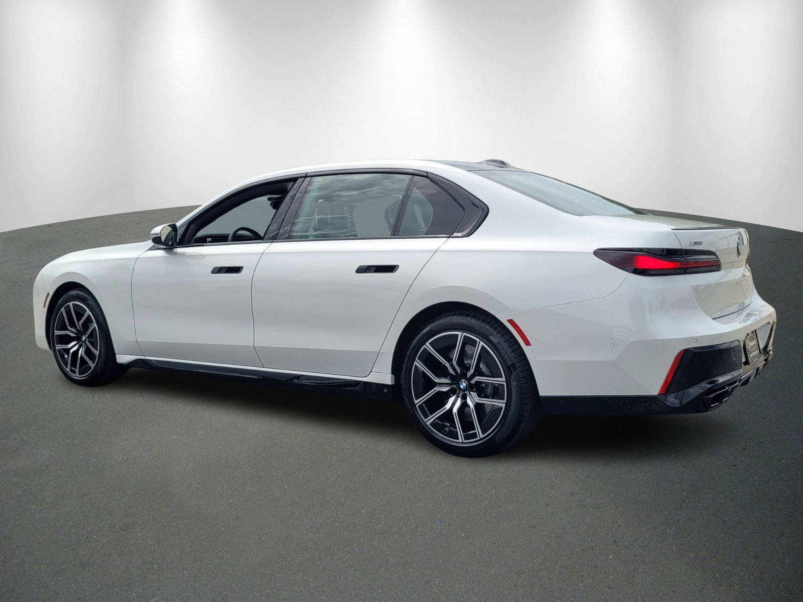 Used 2026 BMW 760i xDrive w/ Executive Package image 5