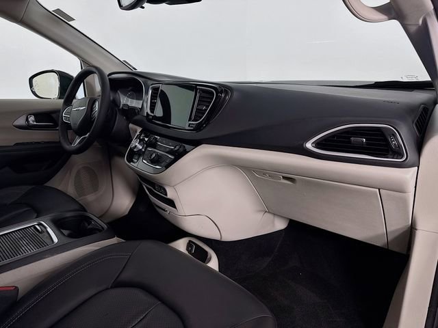 Used 2023 Chrysler Pacifica Touring-L image 29