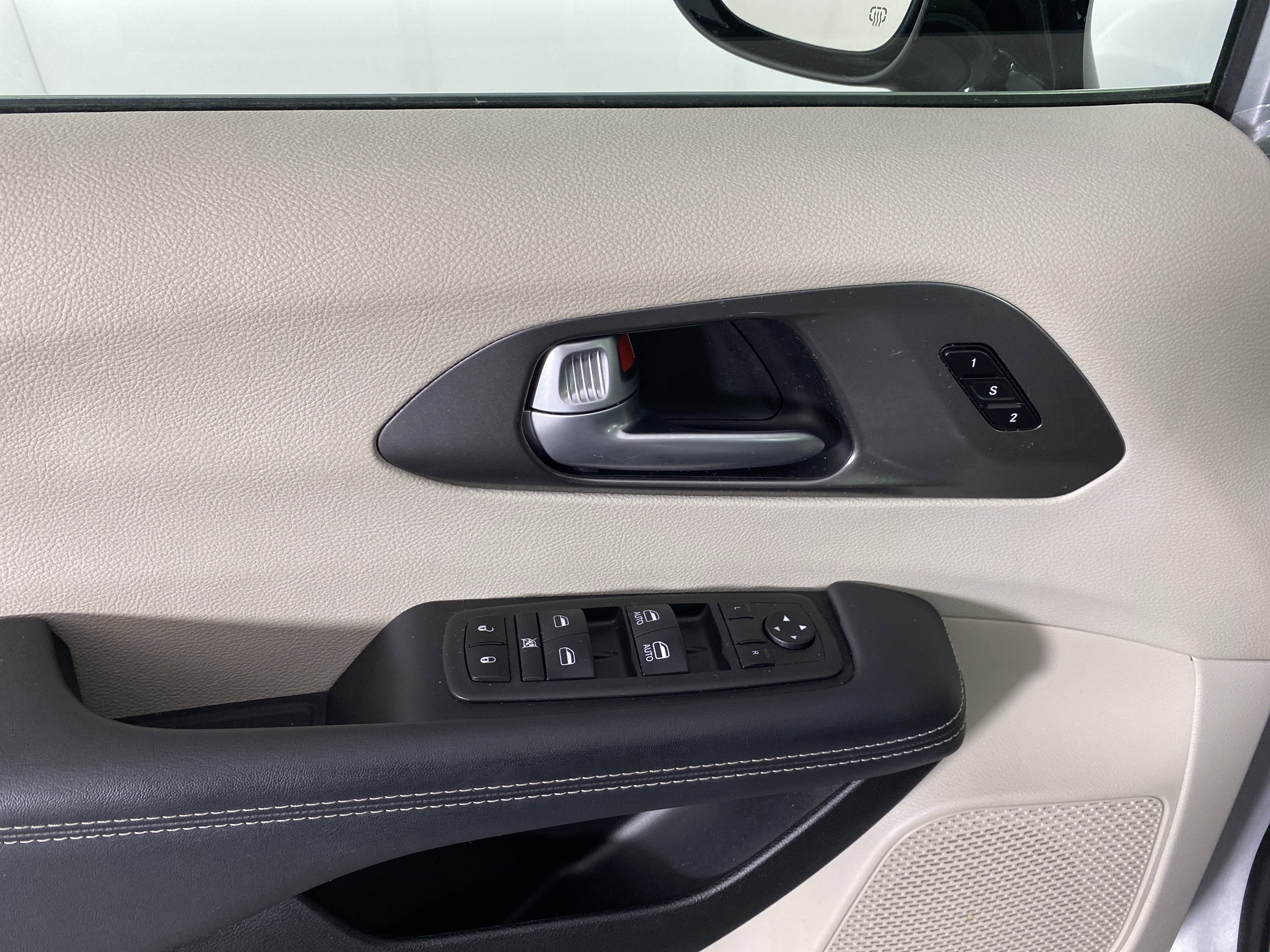 Used 2024 Chrysler Pacifica Touring-L image 14