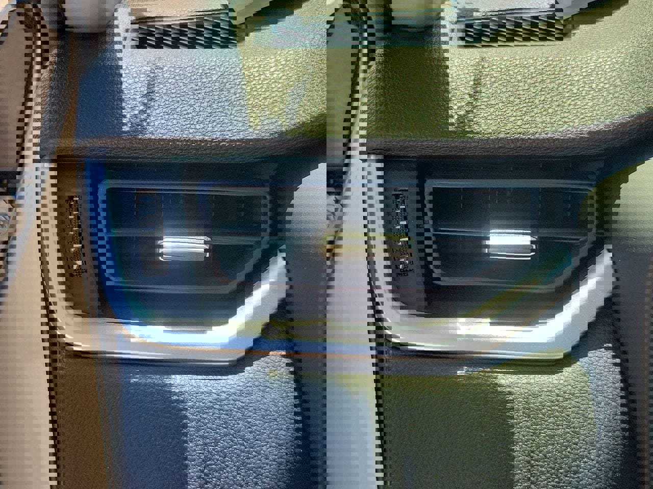 Used 2023 Toyota RAV4 XLE Premium image 32