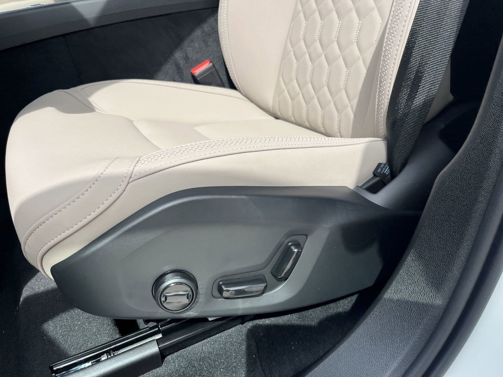 New 2026 Volvo XC60 B5 Plus w/ Protection Package Premier image 13