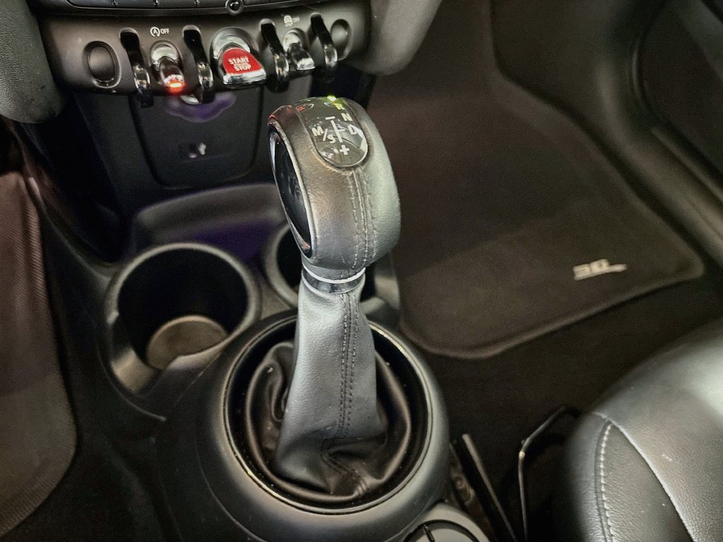 Used 2019 MINI Cooper 2-Door Hardtop w/ Premium Package FWD image 17
