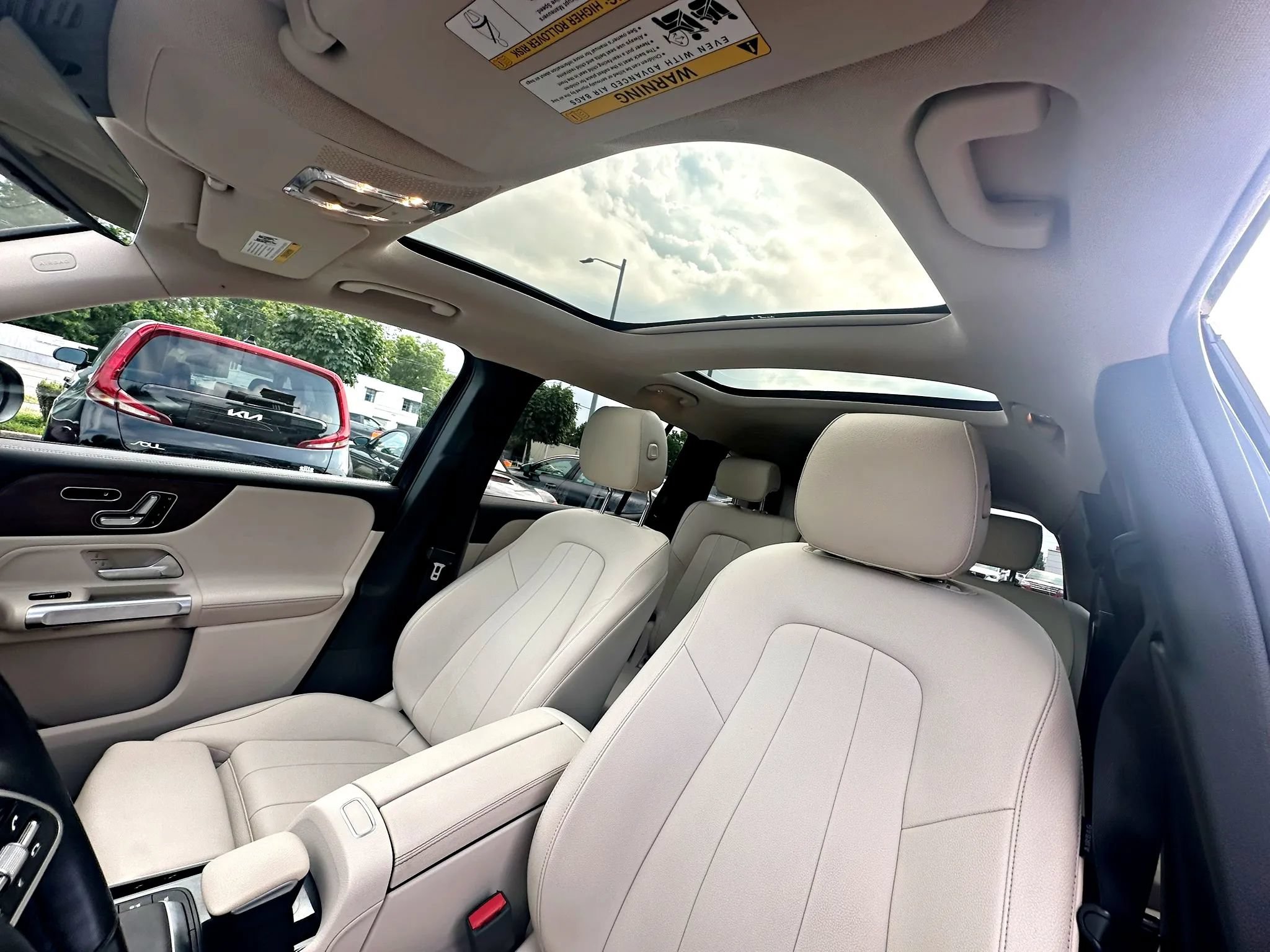 Used 2023 Mercedes-Benz GLB 250 4MATIC w/ Premium Package image 16