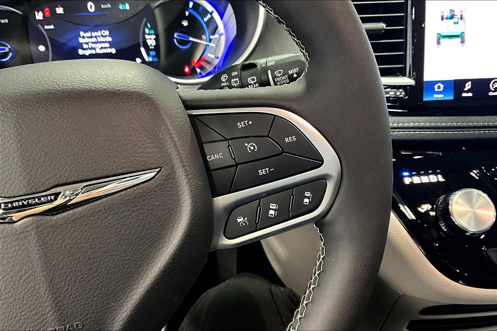 Used 2024 Chrysler Pacifica Select image 23