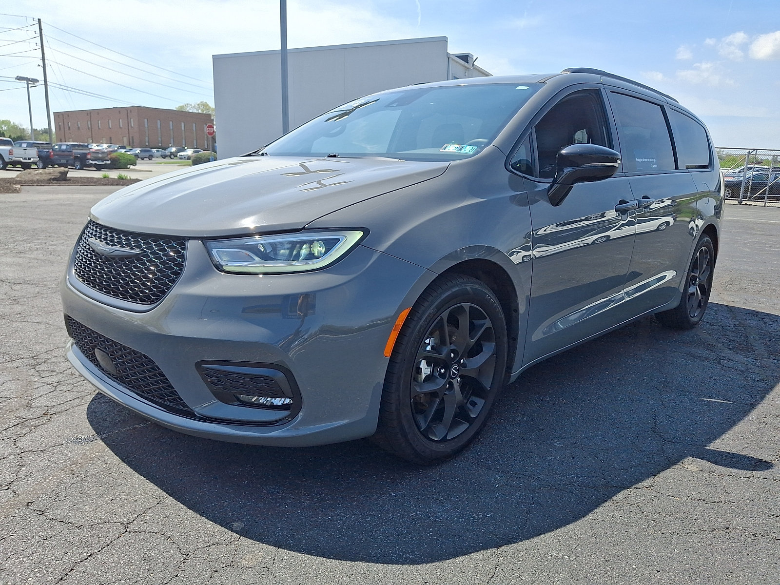 Used 2025 Chrysler Pacifica Limited FWD image 3