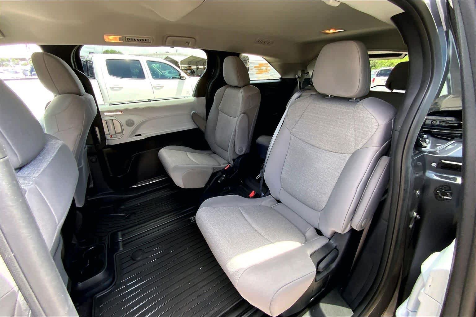Used 2025 Toyota Sienna LE FWD image 20