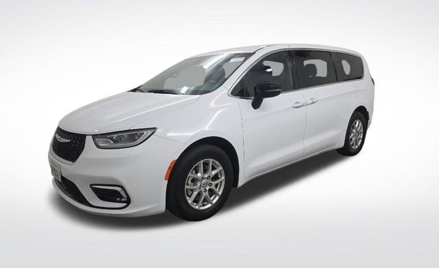 Used 2025 Chrysler Pacifica Select image 12