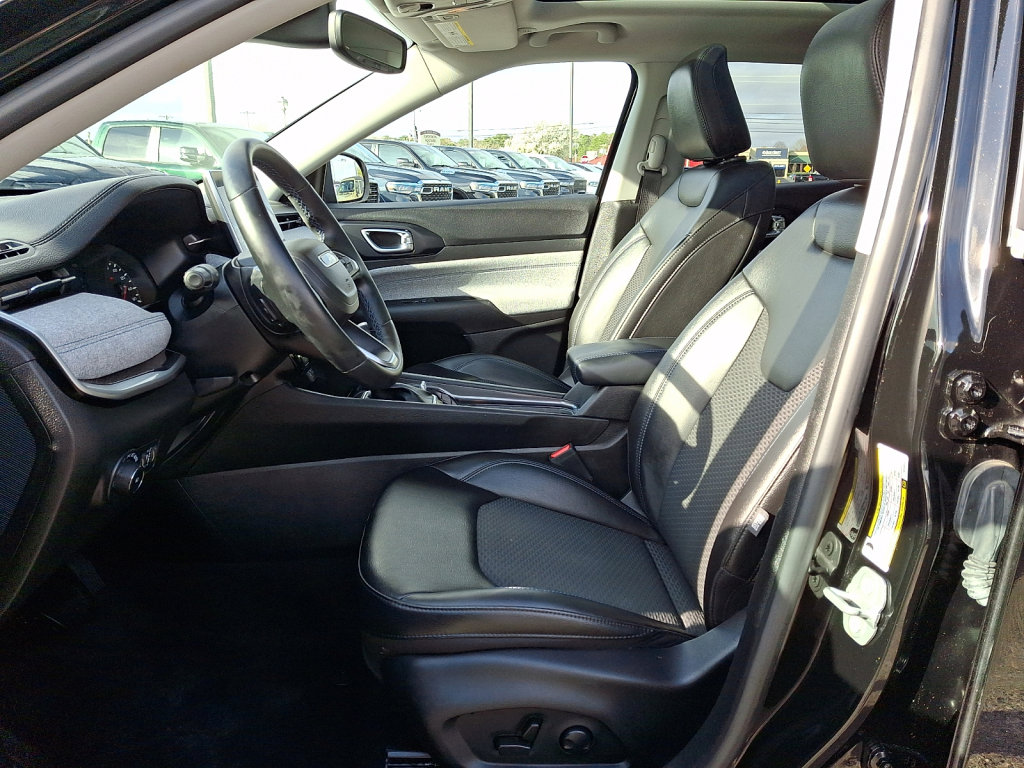 Used 2022 Jeep Compass Latitude w/ Sun and Sound Group AWD/4WD image 24