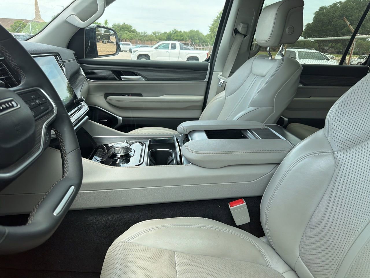 Used 2024 Jeep Wagoneer Series III AWD/4WD image 4