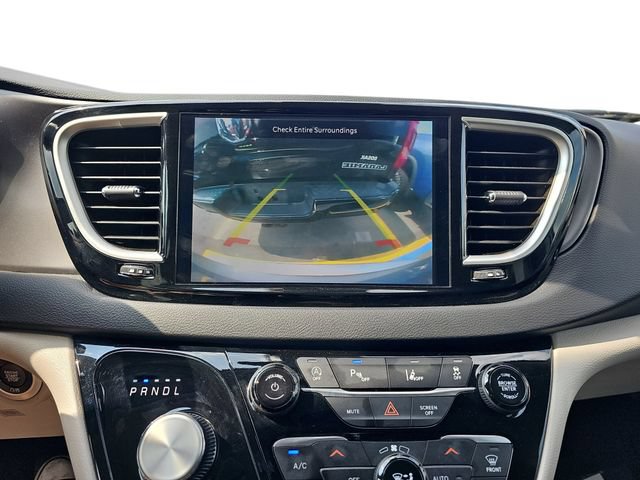 Used 2024 Chrysler Pacifica Touring-L FWD image 18