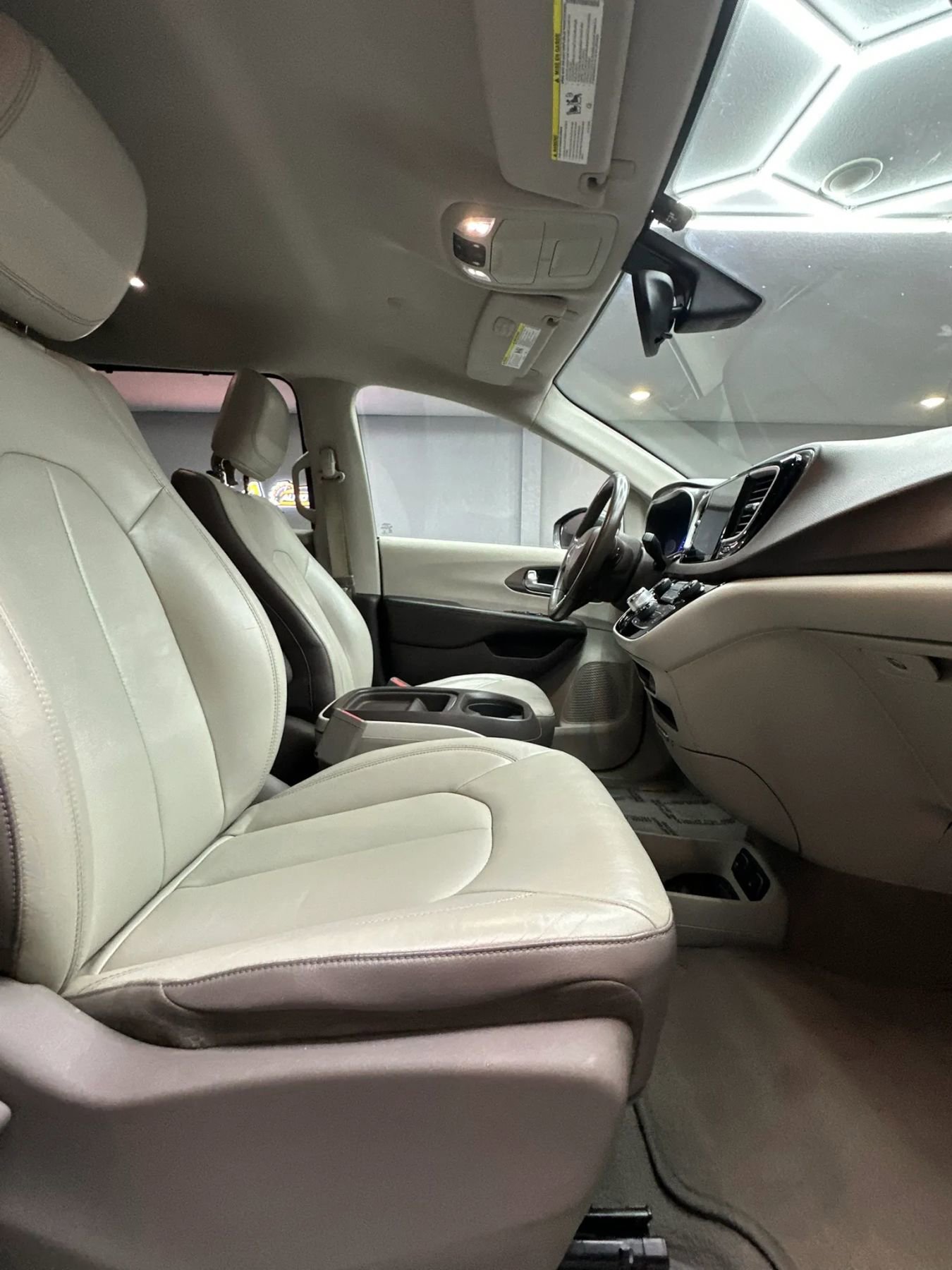 Used 2017 Chrysler Pacifica Touring-L FWD image 27