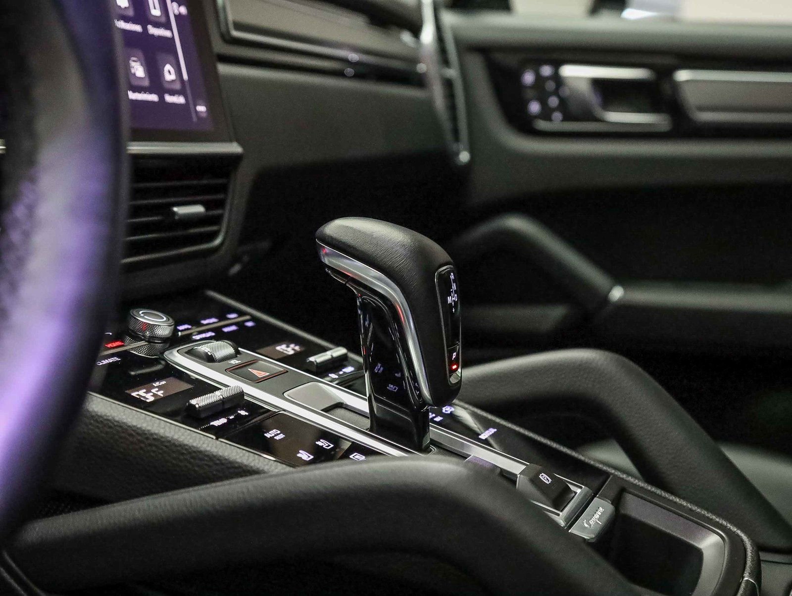 Certified 2023 Porsche Cayenne Platinum Edition image 28