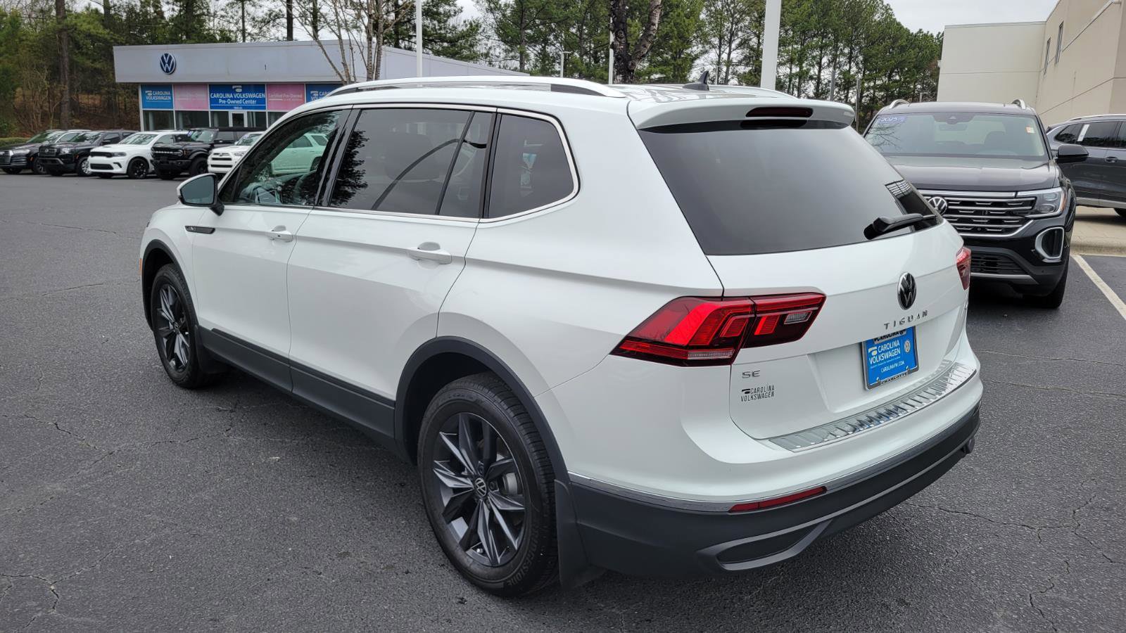 Certified 2023 Volkswagen Tiguan SE w/ Panoramic Sunroof Package image 3