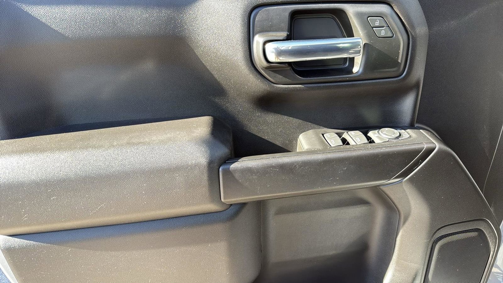 Used 2025 Chevrolet Silverado 1500 Custom image 12