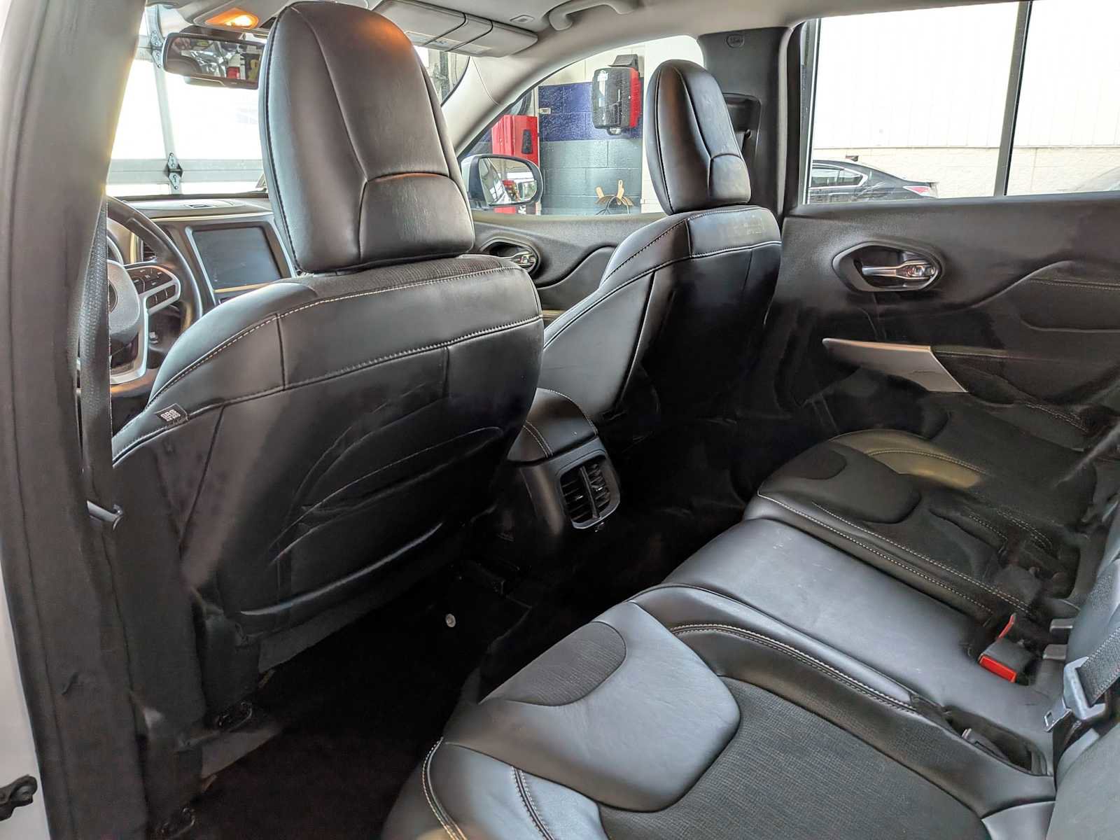 Used 2018 Jeep Cherokee Latitude Plus w/ Comfort/Convenience Group image 17