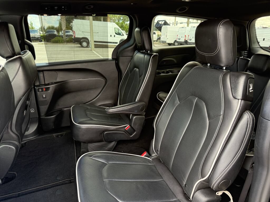 Used 2026 Chrysler Pacifica Limited FWD image 10